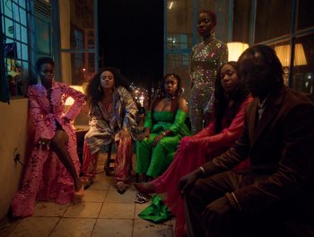 Movie still from “Seinabo Sey - I Owe You Nothing” (2018), directed by Sheila Johansson – Extreme Wide shot, High angle