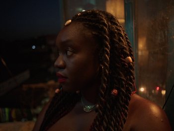 Movie still from “Seinabo Sey - I Owe You Nothing” (2018), directed by Sheila Johansson – Close Up shot, Over the shoulder angle