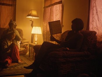 Movie still from “Seinabo Sey - I Owe You Nothing” (2018), directed by Sheila Johansson – Wide shot, Over the shoulder angle