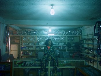 Movie still from “Seinabo Sey - I Owe You Nothing” (2018), directed by Sheila Johansson – Wide shot, High angle