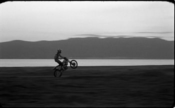 Movie still from “C.Tangana - Caballo Ganador” (2017), directed by Diana Kunst – Wide shot, Low angle