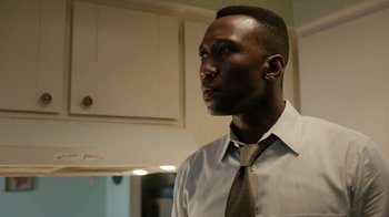 Movie still from “True Detective” (2014), created by Issa López – A man wearing a shirt and tie in a kitchen; Close Up shot, Low angle
