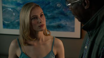 Movie still from “True Detective” (2014), created by Issa López – A woman in a blue top talking to a man in glasses; Close Up shot, Over the shoulder angle