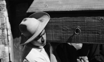 Movie still from “alt-J - 3WW” (2017), directed by Young Replicant – Extreme Close Up shot, High angle