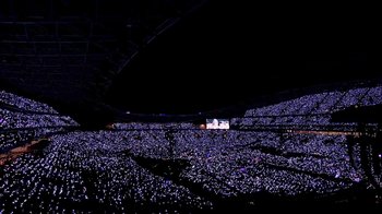 Movie still from “Taylor Swift - New Romantics” (2016), directed by Jonas Åkerlund – Extreme Wide shot, High angle