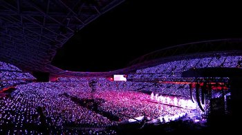 Movie still from “Taylor Swift - New Romantics” (2016), directed by Jonas Åkerlund – Extreme Wide shot, High angle