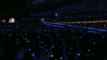 Movie still from “Taylor Swift - New Romantics” (2016), directed by Jonas Åkerlund – Extreme Wide shot, High angle