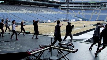 Movie still from “Taylor Swift - New Romantics” (2016), directed by Jonas Åkerlund – Extreme Wide shot, High angle