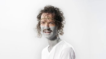 Movie still from “Darwin Deez - The Mess She Made” (2015), directed by Oscar Hudson – Close Up shot, Overhead angle