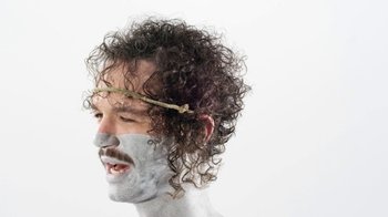 Movie still from “Darwin Deez - The Mess She Made” (2015), directed by Oscar Hudson – Extreme Close Up shot, Overhead angle