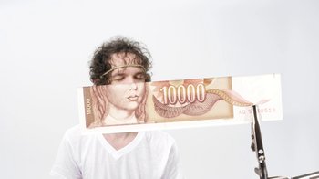 Movie still from “Darwin Deez - The Mess She Made” (2015), directed by Oscar Hudson – Extreme Close Up shot, Overhead angle