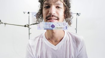 Movie still from “Darwin Deez - The Mess She Made” (2015), directed by Oscar Hudson – Close Up shot, Overhead angle