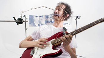 Movie still from “Darwin Deez - The Mess She Made” (2015), directed by Oscar Hudson – Medium shot, High angle