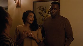 Movie still from “True Detective” (2014), created by Issa López – A man and a woman standing next to each other in a room; Medium shot, Over the shoulder angle