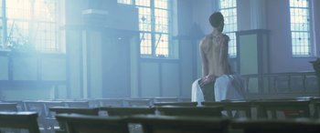Movie still from “Lyla Foy - Feather Tongue” (2014), directed by Oscar Hudson – Wide shot, Low angle