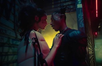 Movie still from “Duda Beat feat. Trevo - Nem Um Pouquinho” (2021), directed by Alaska – Medium shot, Over the shoulder angle