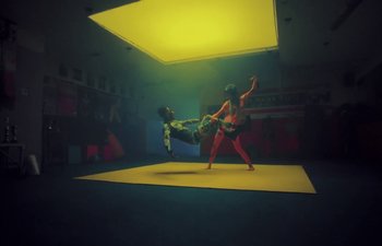 Movie still from “Duda Beat feat. Trevo - Nem Um Pouquinho” (2021), directed by Alaska – Wide shot, Low angle