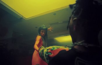 Movie still from “Duda Beat feat. Trevo - Nem Um Pouquinho” (2021), directed by Alaska – Medium shot, Low angle