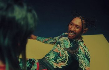 Movie still from “Duda Beat feat. Trevo - Nem Um Pouquinho” (2021), directed by Alaska – Close Up shot, Over the shoulder angle