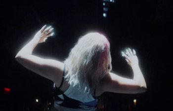 Movie still from “Duda Beat feat. Trevo - Nem Um Pouquinho” (2021), directed by Alaska – Medium shot, Low angle