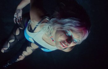 Movie still from “Duda Beat feat. Trevo - Nem Um Pouquinho” (2021), directed by Alaska – Extreme Close Up shot, Overhead angle