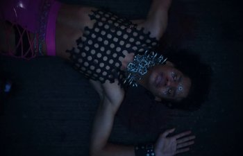 Movie still from “Duda Beat feat. Trevo - Nem Um Pouquinho” (2021), directed by Alaska – Medium shot, Overhead angle