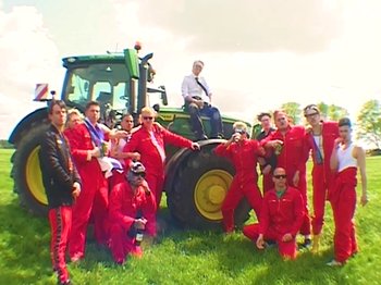 Movie still from “Joost, Ski Aggu & Otto Waalkes - Friesenjung” (2023), directed by Joost Klein – Wide shot, High angle