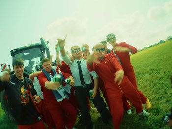 Movie still from “Joost, Ski Aggu & Otto Waalkes - Friesenjung” (2023), directed by Joost Klein – Wide shot, Low angle