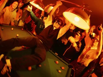 Movie still from “Joost, Ski Aggu & Otto Waalkes - Friesenjung” (2023), directed by Joost Klein – Medium shot, High angle