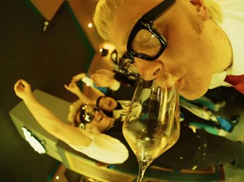 Movie still from “Joost, Ski Aggu & Otto Waalkes - Friesenjung” (2023), directed by Joost Klein – Extreme Close Up shot, Overhead angle