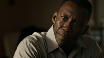 Movie still from “True Detective” (2014), created by Issa López – A person wearing a white dress shirt; Close Up shot, Low angle