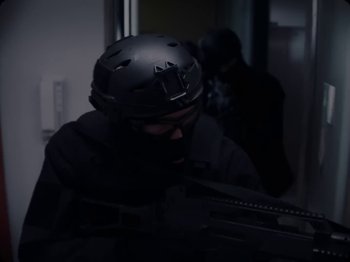 Movie still from “Mula B - Blokke Gepikt” (2024), directed by Folkert Verdoorn – Medium shot, Low angle