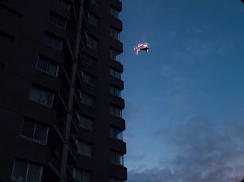 Movie still from “Mula B - Blokke Gepikt” (2024), directed by Folkert Verdoorn – Extreme Wide shot, Low angle