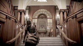 Movie still from “Jim Pressing & Stubenhacker - Was Anderes” (2014), directed by Sebastian Nevermann – Wide shot, Low angle