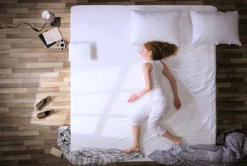 Movie still from “Oren Lavie - Her Morning Elegance” (2009), directed by Oren Lavie – Wide shot, Overhead angle