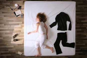 Movie still from “Oren Lavie - Her Morning Elegance” (2009), directed by Oren Lavie – Wide shot, Overhead angle