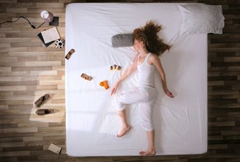 Movie still from “Oren Lavie - Her Morning Elegance” (2009), directed by Oren Lavie – Wide shot, Overhead angle