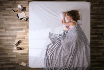 Movie still from “Oren Lavie - Her Morning Elegance” (2009), directed by Oren Lavie – Wide shot, Overhead angle