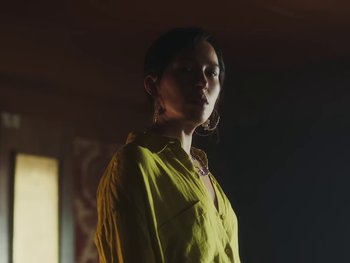 Movie still from “Elsa y Elmar - Corazones Negros” (2021), directed by Daniel Uribe – Medium shot, Low angle