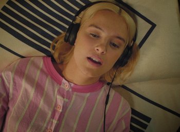 Movie still from “Carlota Flâneur - See You Again” (2021), directed by Carles Pons Altimira – Medium shot, Overhead angle