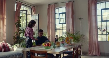 Movie still from “Maisie Peters - Psycho” (2021), directed by LOUIS BHOSE – Wide shot, Low angle