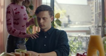Movie still from “Maisie Peters - Psycho” (2021), directed by LOUIS BHOSE – Medium shot, Low angle