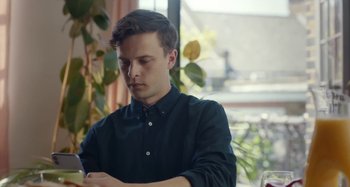 Movie still from “Maisie Peters - Psycho” (2021), directed by LOUIS BHOSE – Medium shot, Low angle