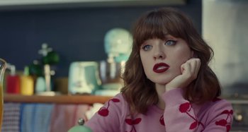 Movie still from “Maisie Peters - Psycho” (2021), directed by LOUIS BHOSE – Close Up shot, Over the shoulder angle