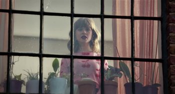 Movie still from “Maisie Peters - Psycho” (2021), directed by LOUIS BHOSE – Medium shot, Low angle