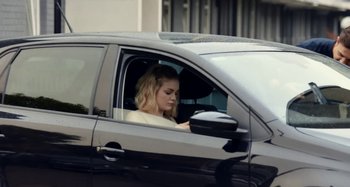 Movie still from “Maisie Peters - Psycho” (2021), directed by LOUIS BHOSE – Medium shot, Low angle