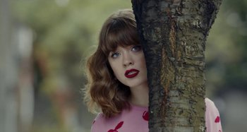 Movie still from “Maisie Peters - Psycho” (2021), directed by LOUIS BHOSE – Close Up shot, Low angle