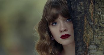 Movie still from “Maisie Peters - Psycho” (2021), directed by LOUIS BHOSE – Close Up shot, Low angle