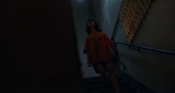Movie still from “Maisie Peters - Psycho” (2021), directed by LOUIS BHOSE – Medium shot, Low angle