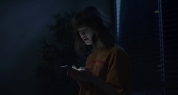 Movie still from “Maisie Peters - Psycho” (2021), directed by LOUIS BHOSE – Medium shot, Low angle
